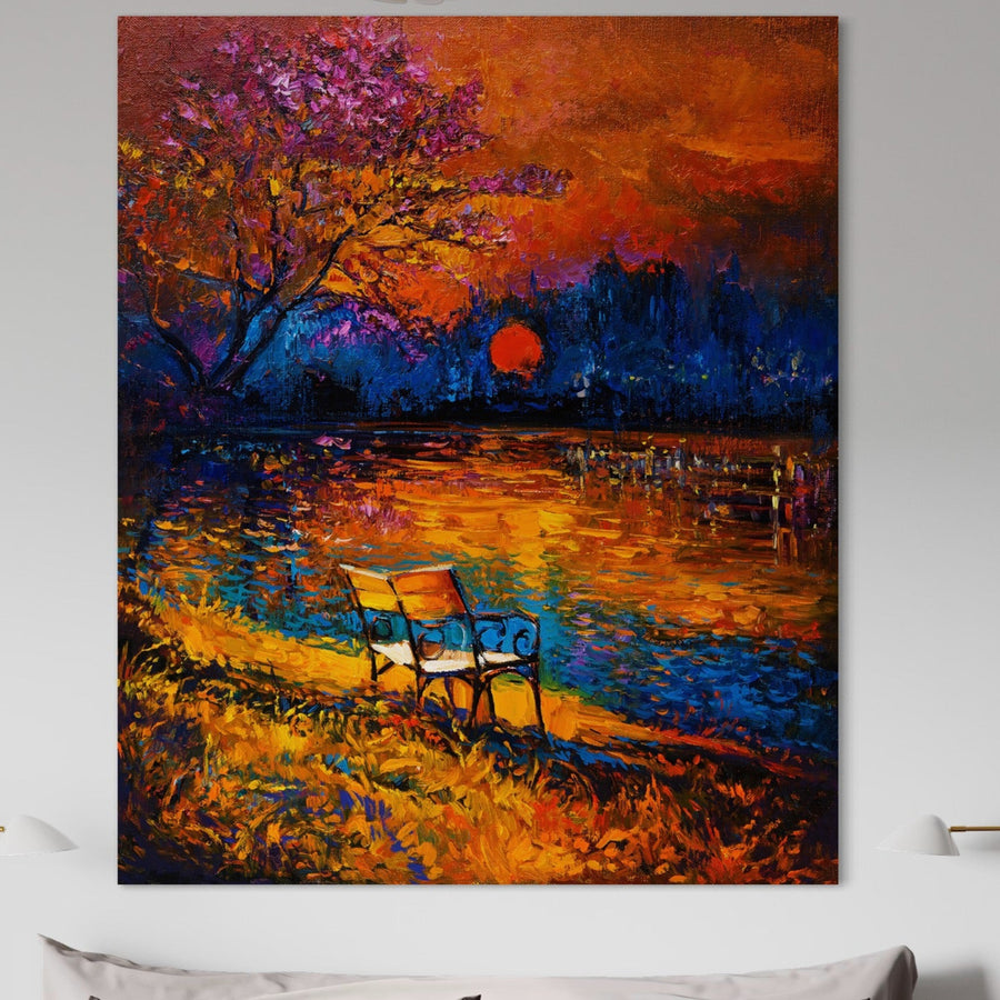 Adăugați un strop de culoare spațiului dvs. cu Tablou Canvas Premium LuxCanva® B1127: o scenă vibrantă de apus de soare pe malul lacului, cu o bancă, un copac colorat și reflexii - perfectă pentru sufragerii sau dormitoare.