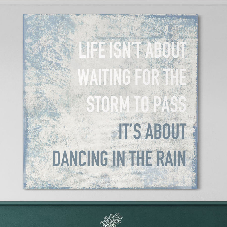 Tablou Canvas Premium B1125 de la LuxCanva® prezintă un citat motivațional, "LIFE ISN'T ABOUT WAITING FOR THE STORM TO PASS, IT'S ABOUT DANCING IN THE RAIN", în culori vibrante - perfect pentru camera de zi sau birou. Print calitate premium pe pânză bumbac.