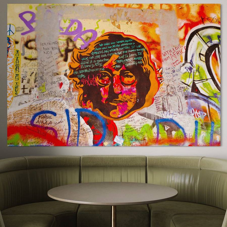 Un Tablou Canvas Premium LuxCanva® B1124 vibrant, The Amazing John Lennon, îl afișează pe muzicianul emblematic în culori îndrăznețe - o imprimare pe panza atrăgătoare de la LuxCanva®, perfectă pentru spațiile de locuit și fanii Beatles.