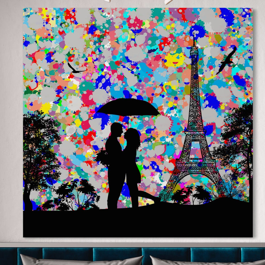 Adaugă eleganță cu Tablou Canvas Premium LuxCanva® B1119 "Love In Paris": un cuplu sub umbrelă lângă Turnul Eiffel, culori vibrante-decor perfect pentru living sau dormitor, marca LuxCanva®.