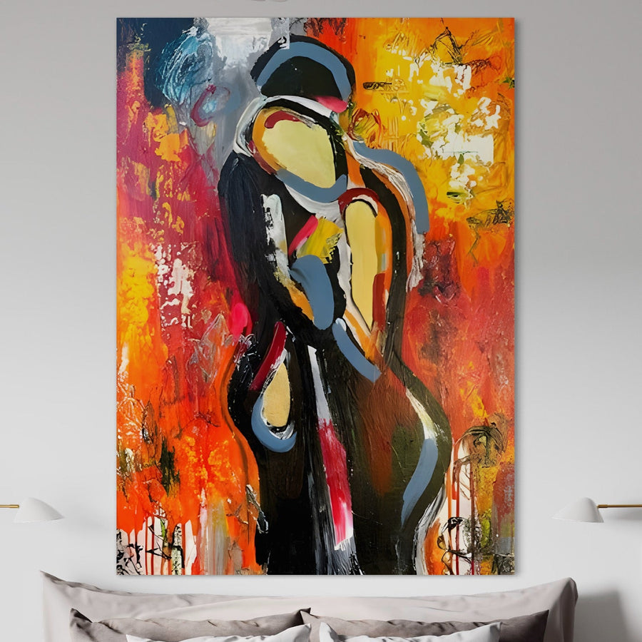 Tablou Canvas Premium LuxCanva® B1105 "Iubire Pasionala" - pictură abstractă cu un cuplu îmbrățișat, linii negre și culori vibrante, printuri premium pe panza bumbac, montat deasupra unui pat neutru. Brand: LuxCanva®.