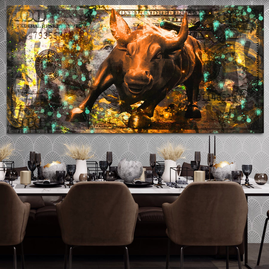 O sală de mese pune în valoare pânza LuxCanva® Tablou Canvas Premium LuxCanva® B1096, cu un taur din bronz, stropi vibranți de verde și auriu și o imprimare subtilă a unei bancnote de un dolar american-premium pe pânză de bumbac.
