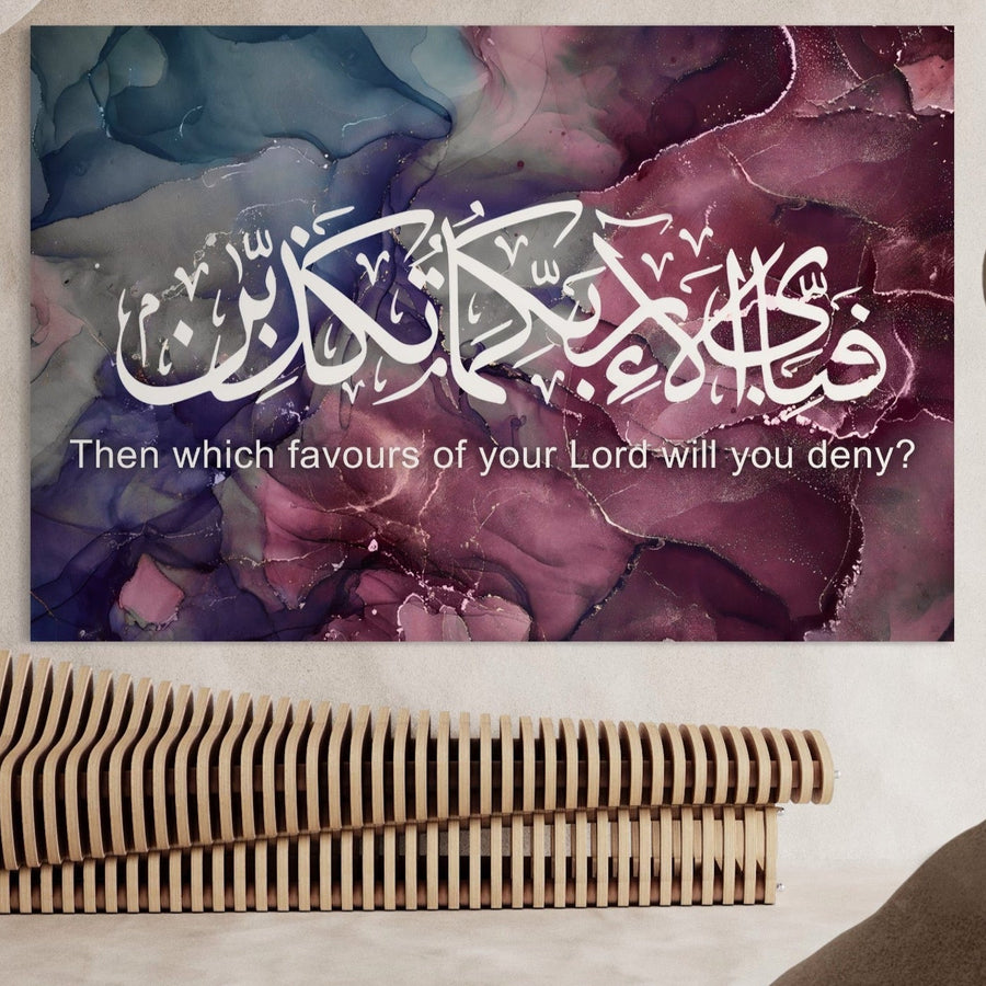 Tablou Canvas Premium B1095 de la LuxCanva® prezintă caligrafie arabă vibrantă și fraza "Atunci ce favoruri ale Domnului tău vei refuza?" în nuanțe de violet-albastru, perfectă pentru camere de zi, birouri sau spații minimaliste care caută un decor inspirat de credință.