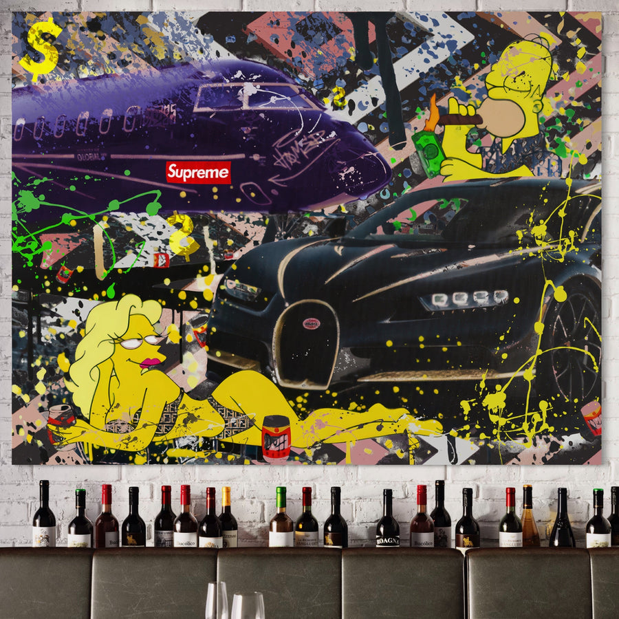 Tablou Canvas Premium LuxCanva® B1094 afișează culori vibrante, un avion violet, o mașină de lux și Homer Simpson într-un stil graffiti - perfect pentru spațiile de locuit. Sticlele de vin pot fi așezate pe raft sub arta atrăgătoare.