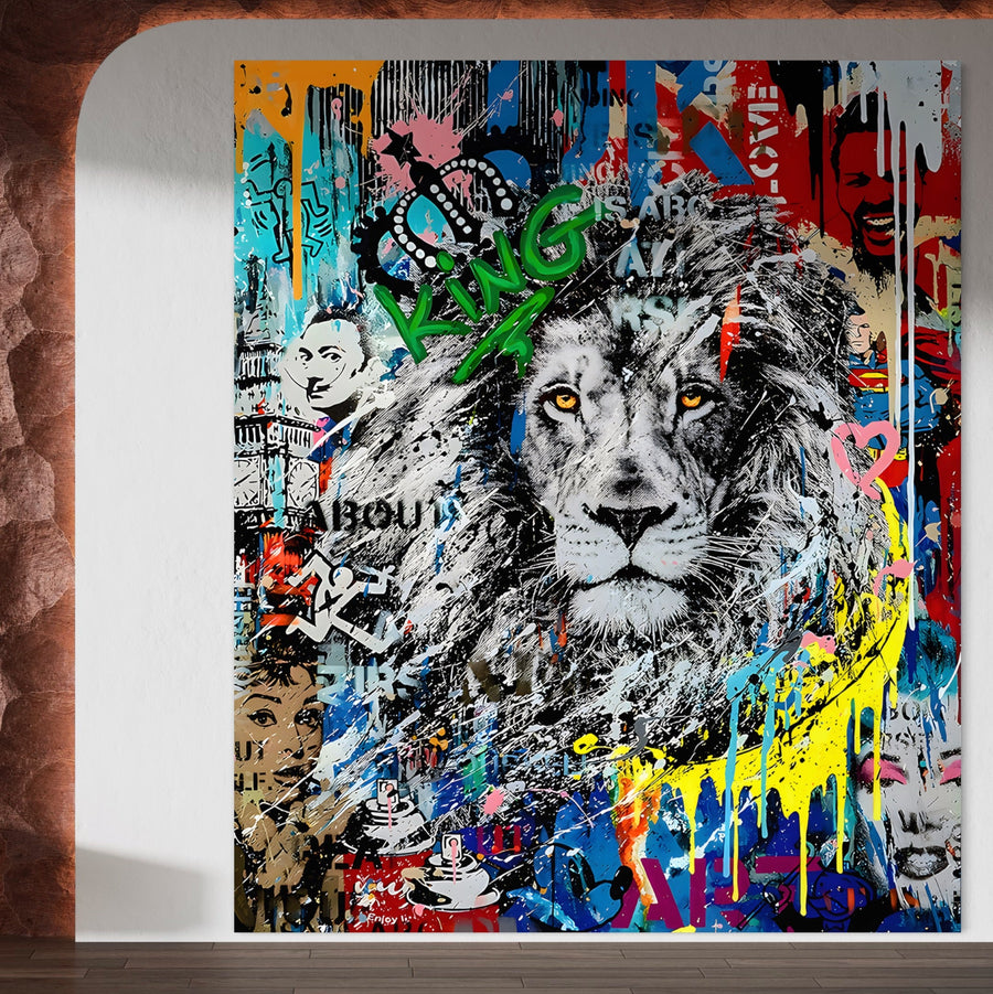 Tablou Canvas Premium LuxCanva® B1093, "Leul de la Hollywood", prezintă un leu colorat în stil pop art cu inscripția "KING" și stropi vibrante, ideal pentru living sau dormitor, pe pânză de bumbac LuxCanva®, expus pe perete alb.