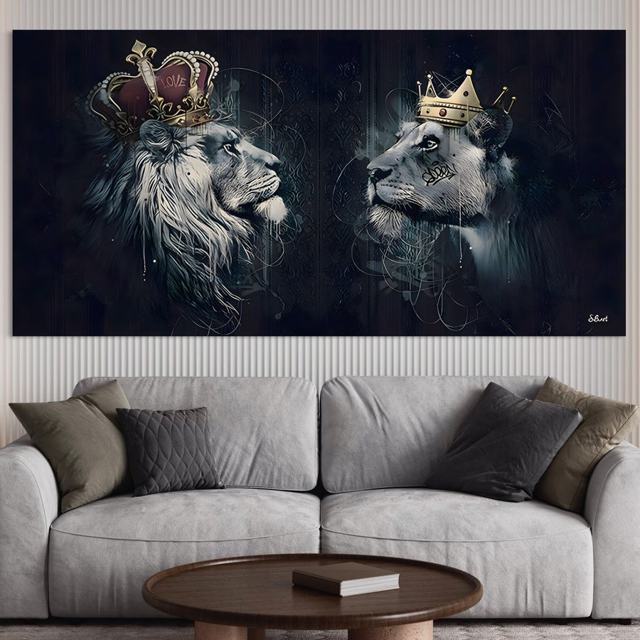 Tablou Canvas Premium LuxCanva® B1091 prezintă un leu cu coroană roșie și aurie privind o leoaică cu coroană aurie, pe fundal negru, deasupra unei canapele gri cu perne decorative. Print pe pânză pentru un efect elegant.