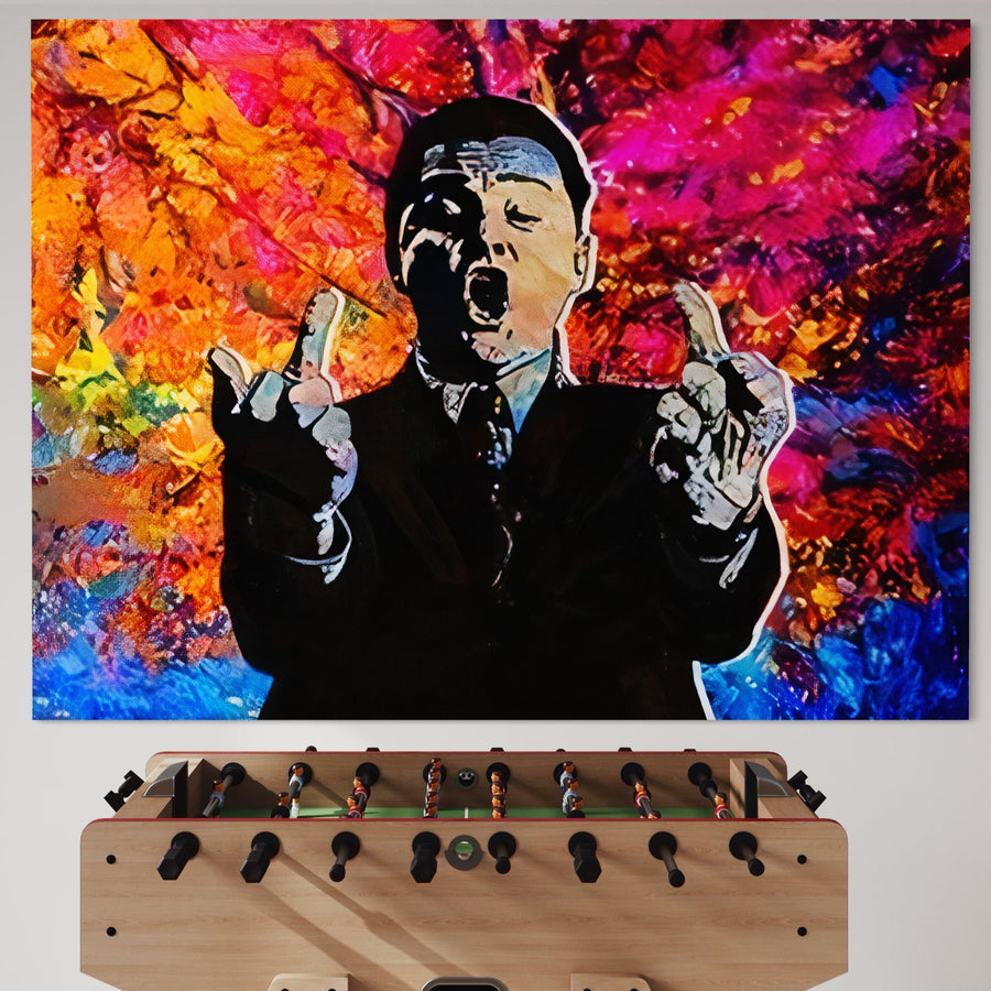 Tablou Canvas Premium B1085 de la LuxCanva®, care îl înfățișează pe Leonardo DiCaprio în rolul Lupului de pe Wall Street, cu degetele mijlocii ridicate în stil pop art vibrant, aduce un vibe rebel și premium spațiului dvs. de locuit sau decorului de birou.