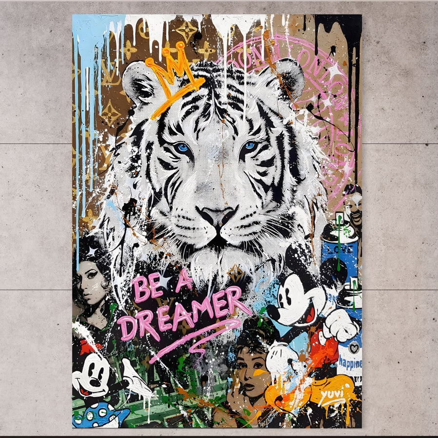 Tablou Canvas Premium LuxCanva® B1081: decor modern cu tigru alb încoronat, Mickey, Audrey Hepburn, Amy Winehouse și text BE A DREAMER pe fundal vibrant. Ideal pentru living sau dormitor. Brand: LuxCanva®.