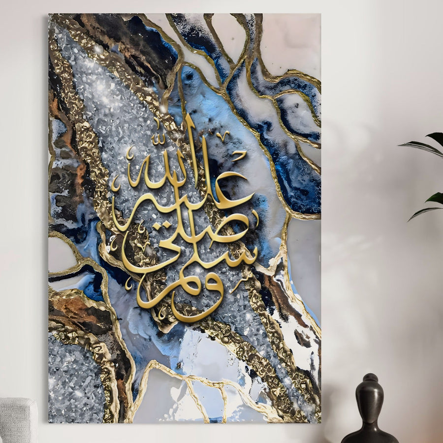 LuxCanva® Tablou Canvas Premium LuxCanva® B1071 prezintă vârtejuri abstracte albastre, albe, gri și aurii cu caligrafie arabă pe pânză de bumbac premium - perfectă ca piesă decorativă pentru birou sau camera dvs. de zi.