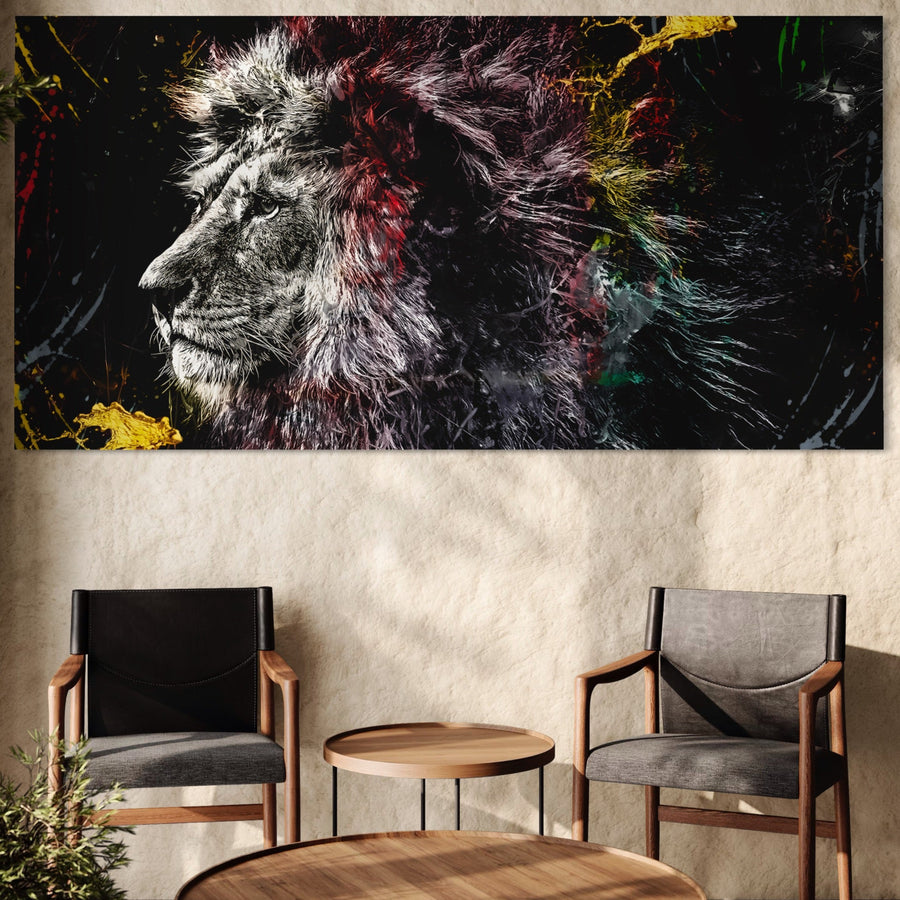 LuxCanva® Tablou Canvas Premium B1070, The Lion Look, cu un profil vibrant de leu, decorează o zonă modernă de ședere deasupra unor scaune negre și a unei mese rotunde din lemn pentru un accent elegant, premium.