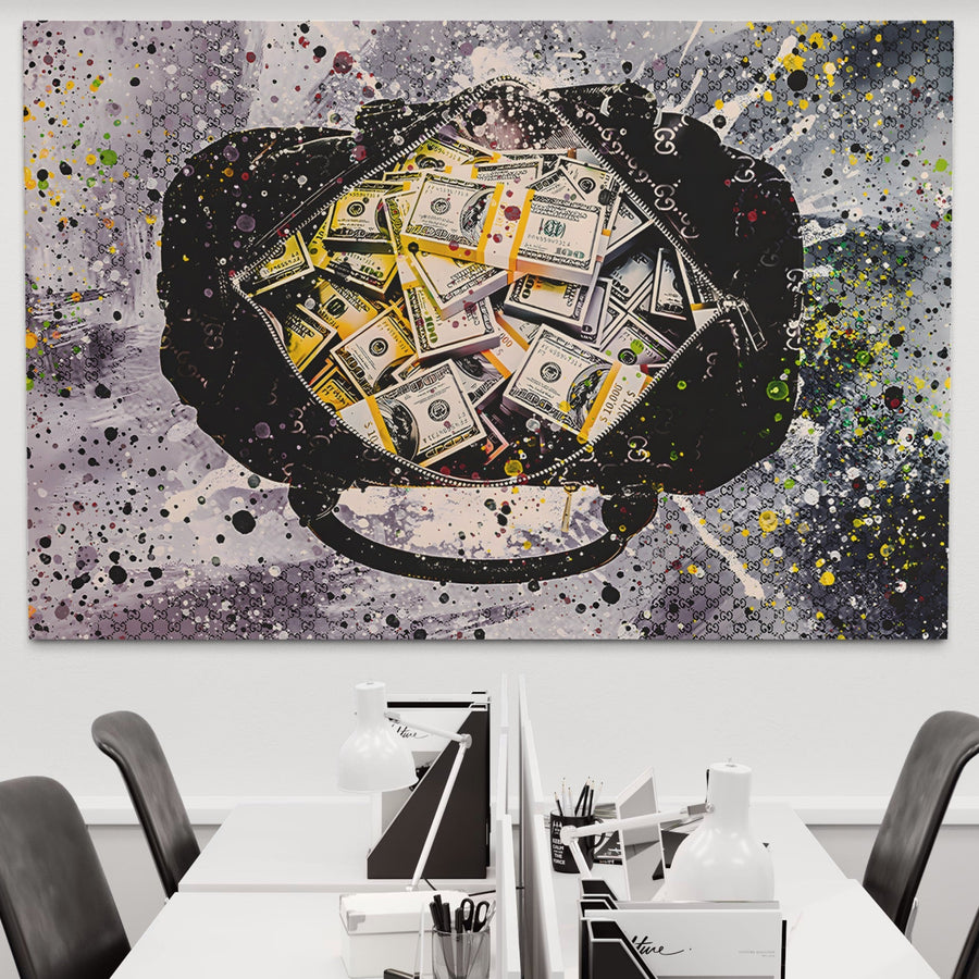 Un Tablou Canvas LuxCanva® premium "Munca grea dă roade" (B1067), cu o valiza colorată cu dolari, decorează un perete alb de birou deasupra birourilor și scaunelor moderne. Decor de birou ideal pentru inspirația succesului.