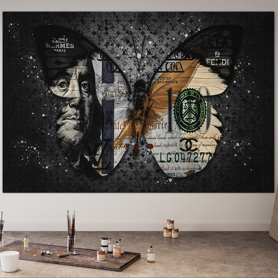 LuxCanva® Tablou Canvas Premium LuxCanva® B1066, Fancy Butterfly, afișează un fluture vibrant cu motive Fendi, Hermes și dolar; consumabile de artă și borcane de vopsea sunt împrăștiate în fața acestei imprimări decorative panza bumbac.
