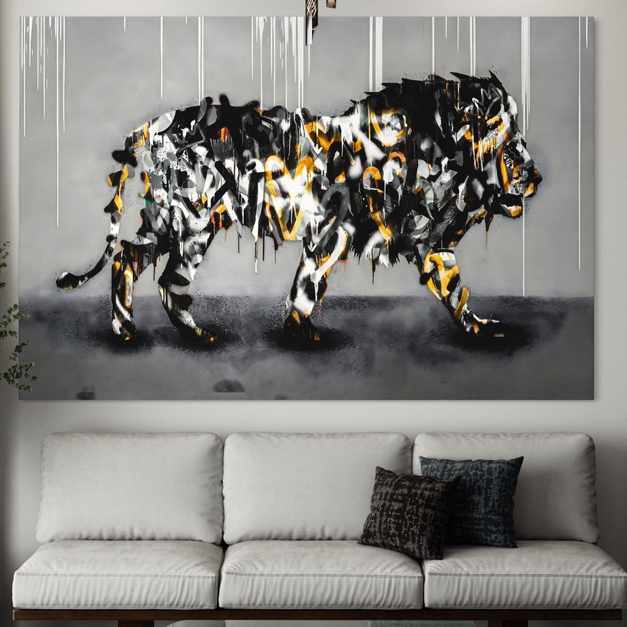 Tablou Canvas Premium LuxCanva® B1063, Graffiti Lion prezintă un leu colorat în negru, alb și galben în stilul graffiti pe un fundal gri cu picături albe - arta decorativă perfectă de la LuxCanva® pentru camera de zi sau dormitor.