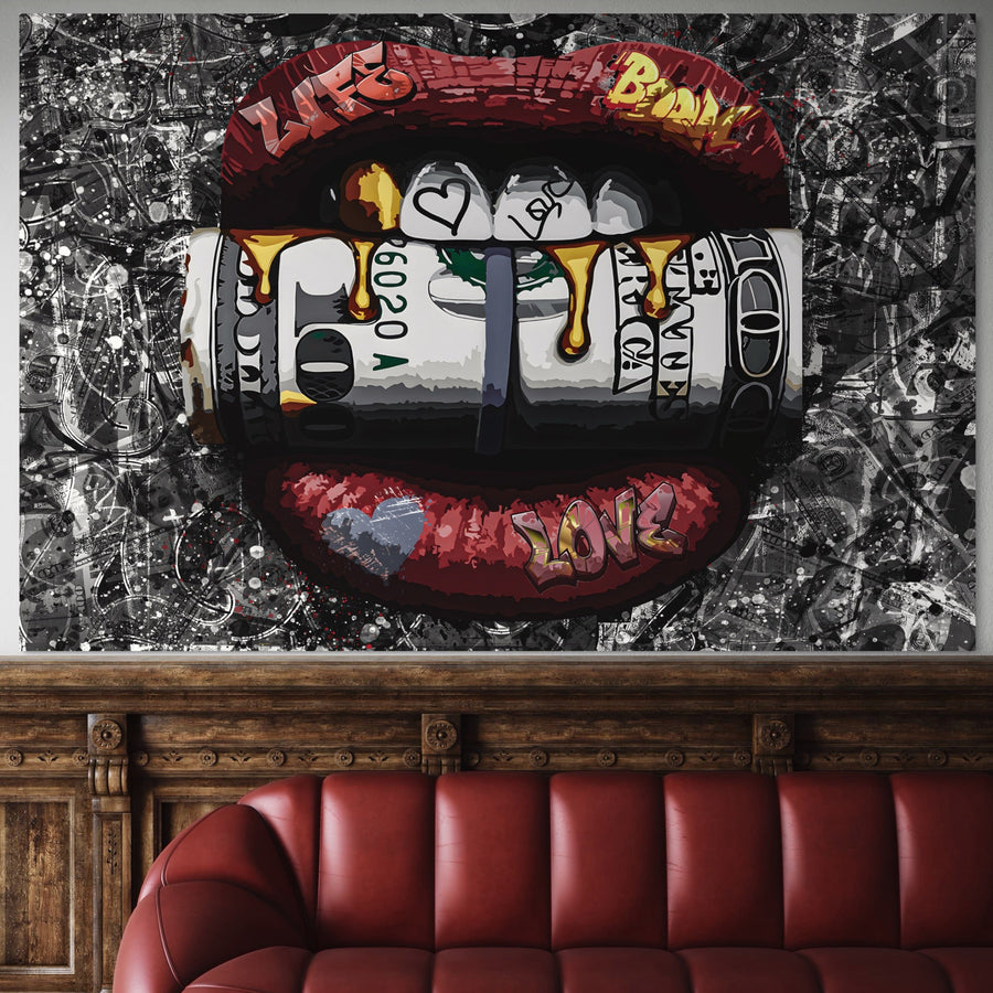 Tablou Canvas Premium LuxCanva® B1047 prezintă buze roșii senzuale ținând un dolar rulat între dinți aurii, cu graffiti LOVE și BADDIE pe fundal abstract alb-negru. Print calitate premium pe panza bumbac de la LuxCanva®.
