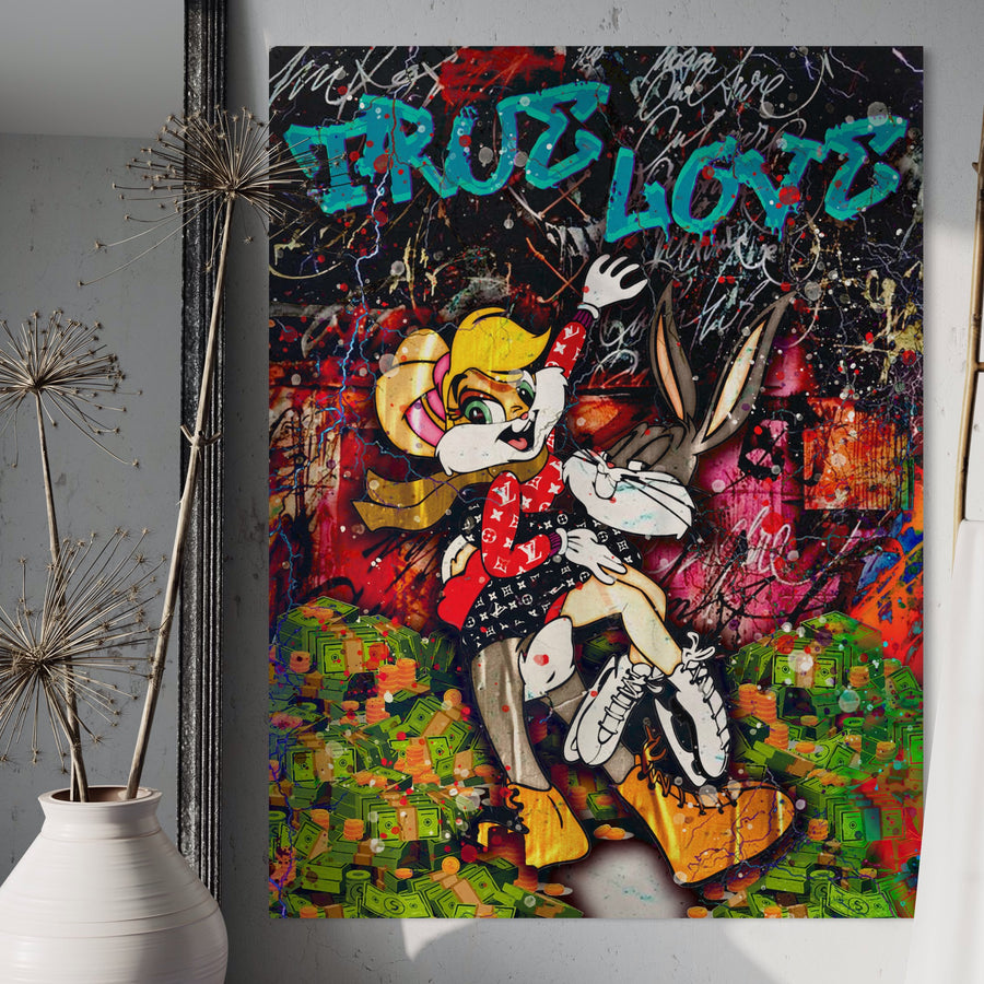 Pânza LuxCanva® Tablou Premium LuxCanva® B1030 prezintă desene animate vibrante LoLa Bunny și Bugs Bunny îmbrățișându-se în mijlocul banilor plutitori, cu graffiti "TRUE LOVE" - o operă de artă motivațională Looney Tunes atrăgătoare pentru peretele tău.
