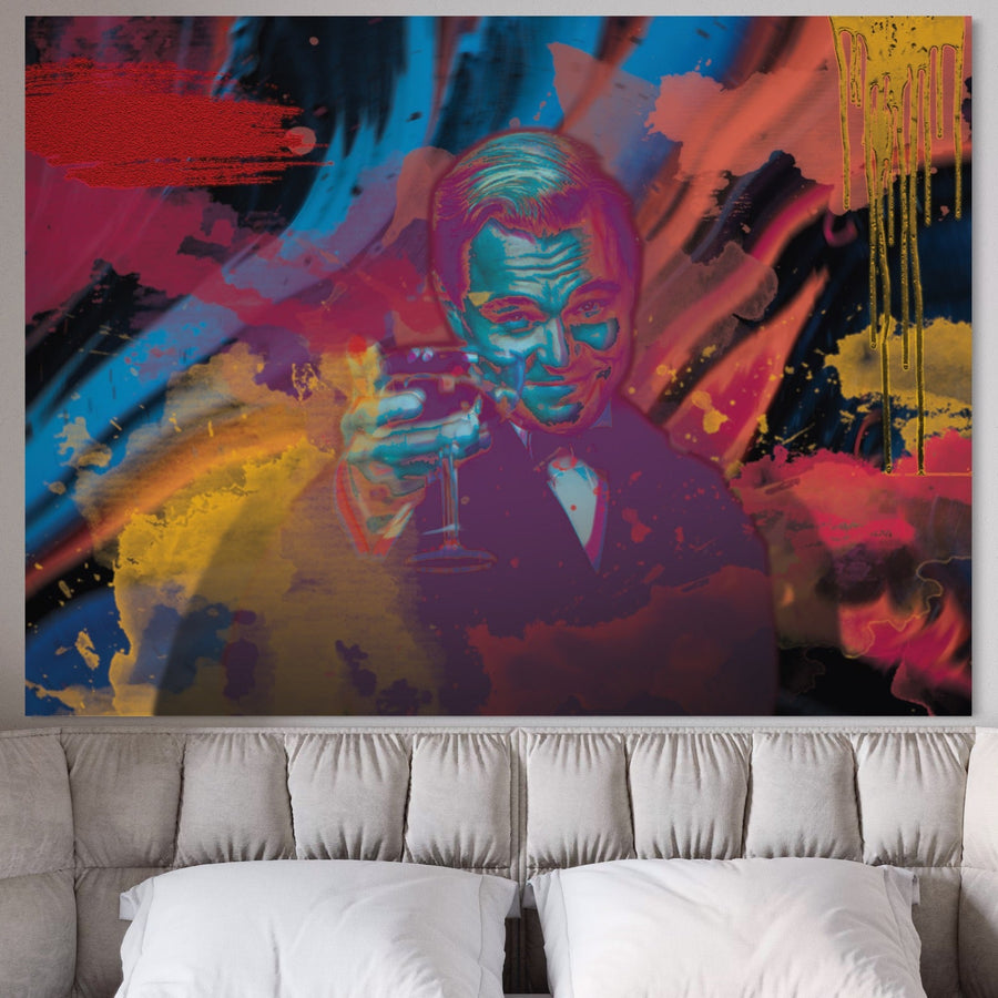 Tablou Canvas Premium LuxCanva® B1024 "Marele Gatsby" îl prezintă pe Leonardo DiCaprio în roșu vibrant, galben, albastru și portocaliu - imprimare ideală de calitate premium de la LuxCanva®, perfectă deasupra unei canapele bej.