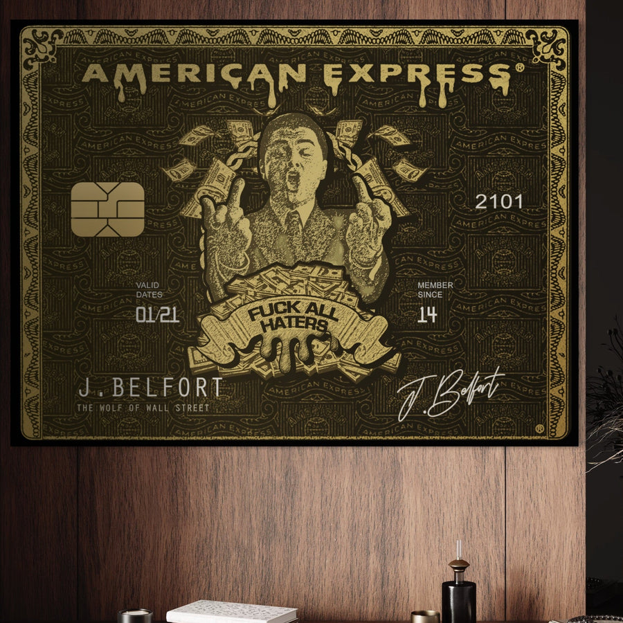 LuxCanva® Tablou Canvas Premium B1019 îl înfățișează pe Leonardo Di Caprio în rolul "Lupul de pe Wall Street", cu culori vibrante, un motiv monetar și fraza "FUCK ALL HATERS" pentru o piesă de decor îndrăzneață și motivațională.