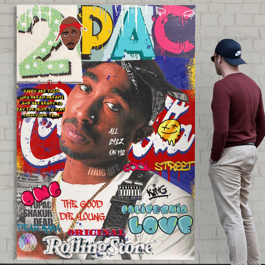 Un bărbat cu șapcă și pulover maro se confruntă cu LuxCanva® Tablou Canvas Premium B1016, care îl înfățișează pe Tupac Shakur în culori vibrante cu teme hip-hop motivaționale, inspirate de stilul iconic al lui 2Pac.
