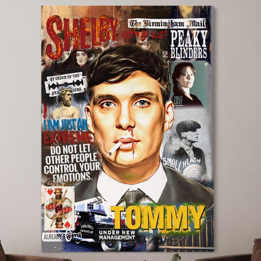 LuxCanva® Tablou Canvas Premium B1012 prezintă un design vibrant și motivațional Peaky Blinders cu Tommy Shelby, imprimat în calitate premium pe pânză de bumbac - perfect deasupra unei mese cu plante între două scaune maro.