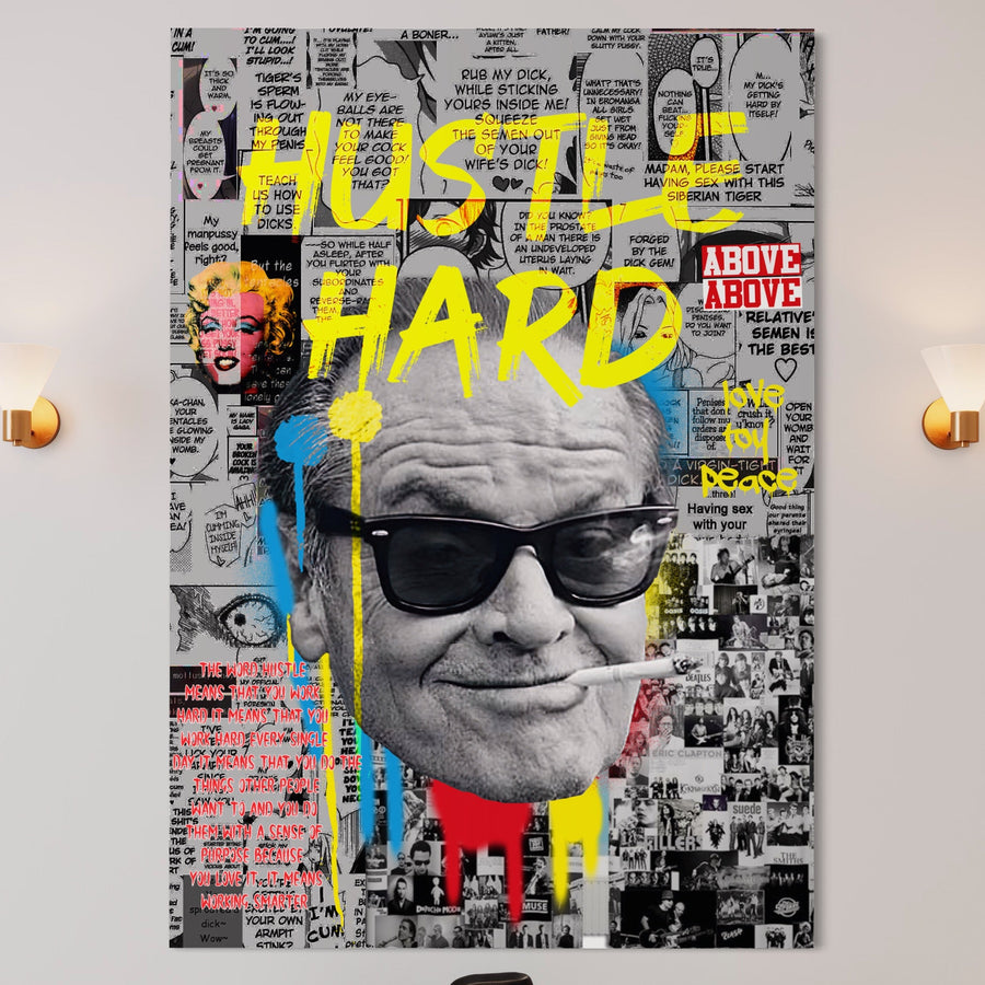 Modelul LuxCanva® Tablou Canvas Premium LuxCanva® B1010 îl înfățișează pe Jack Nicholson în alb și negru, cu ochelari de soare și o țigară, suprapus peste textul galben îndrăzneț "HUSTLE HARD" și elemente graffiti inspirate din cultura pop pentru o notă motivațională.