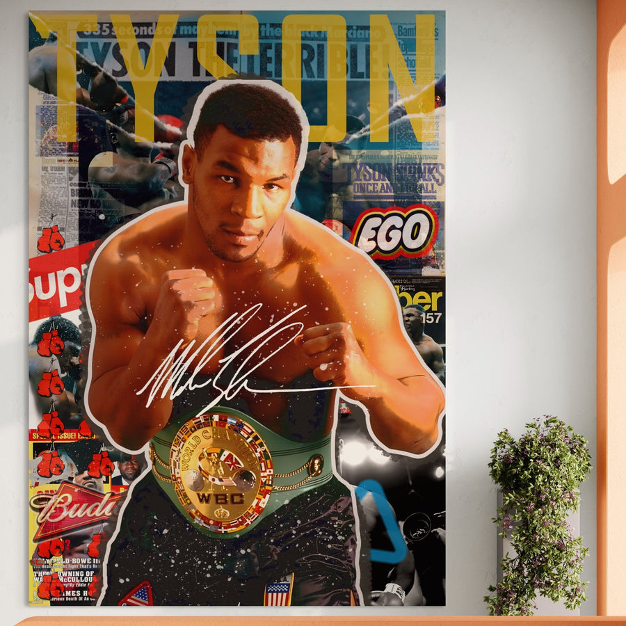 Un print vibrant LuxCanva® Premium Canvas (B1008) cu boxerul Mike Tyson cu mănuși, centura WBC, semnături, logo-uri, fundal colaj și "TYSON" în partea de sus. O mică plantă în ghiveci este plasată lângă acest tablou sportiv colorat.