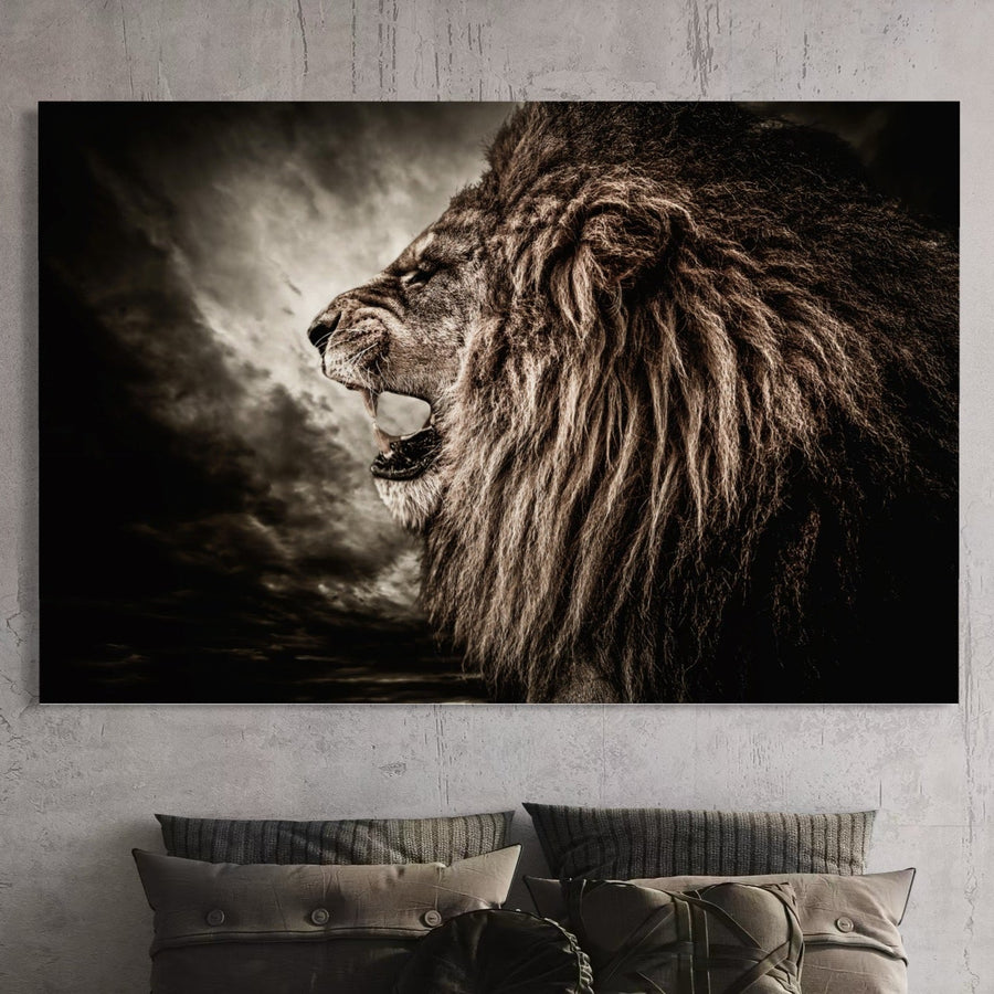 LuxCanva® Tablou Canvas Premium C1002, "Leul conducător", prezintă un leu vibrant și neînfricat pe un cer înnorat - o piesă de artă elegantă pe pânză, perfectă pentru spațiile de locuit sau dormitoare.