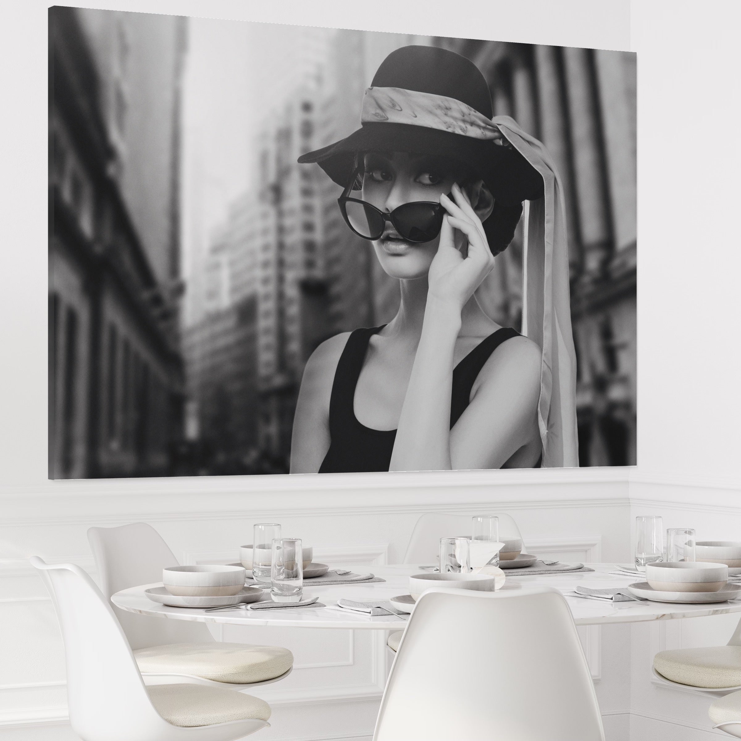 Tablou Canvas Premium LuxCanva® A1356, Beautiful Girl , Frumusete, Oras, Palarie, Ochelari, Living, Alb-Negru