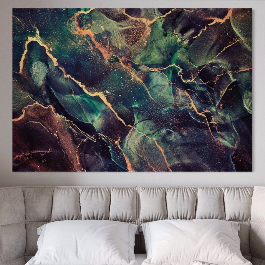 Tablou Canvas Premium LuxCanva® A1355, Abstract Dream: pictură abstractă cu vârtejuri de verde, albastru și negru, accentuate de vene aurii. Artă de lux cu culori vibrante de la LuxCanva®, perfectă deasupra unei canapele tufted bej în living sau dormitor.