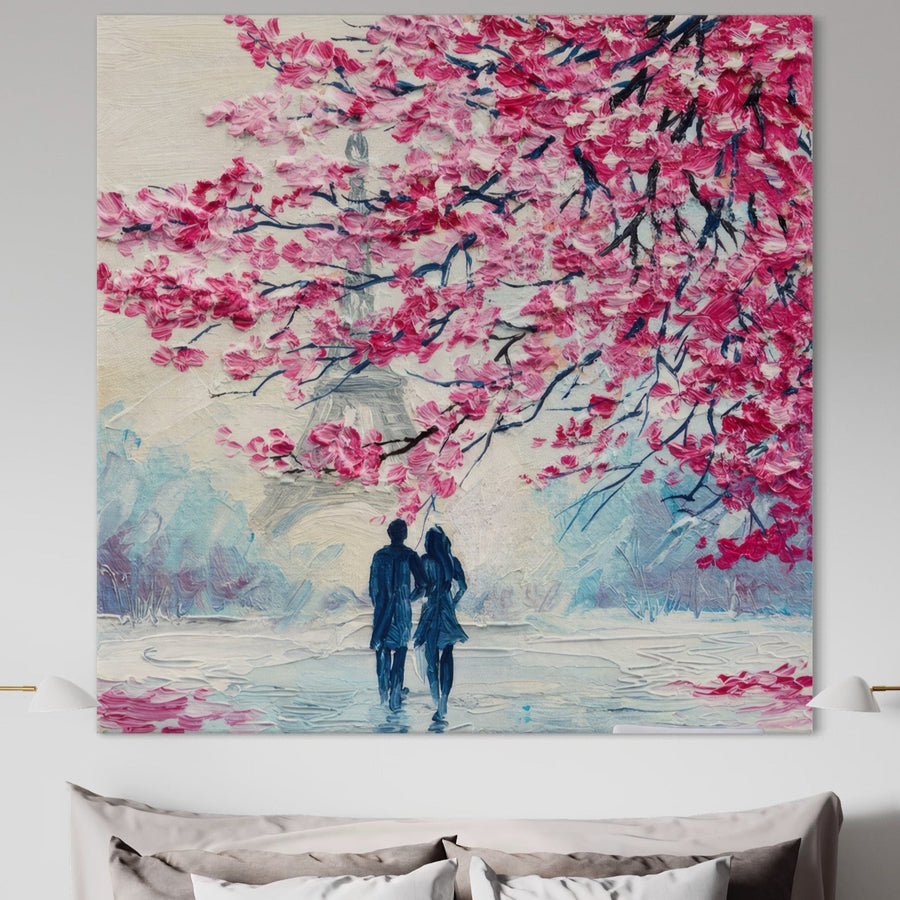 Pânza LuxCanva® Tablou Premium LuxCanva® A1347 prezintă un cuplu romantic sub ramuri de copac roz vibrant lângă Turnul Eiffel, perfect pentru a adăuga dragoste și culoare spațiului dvs.