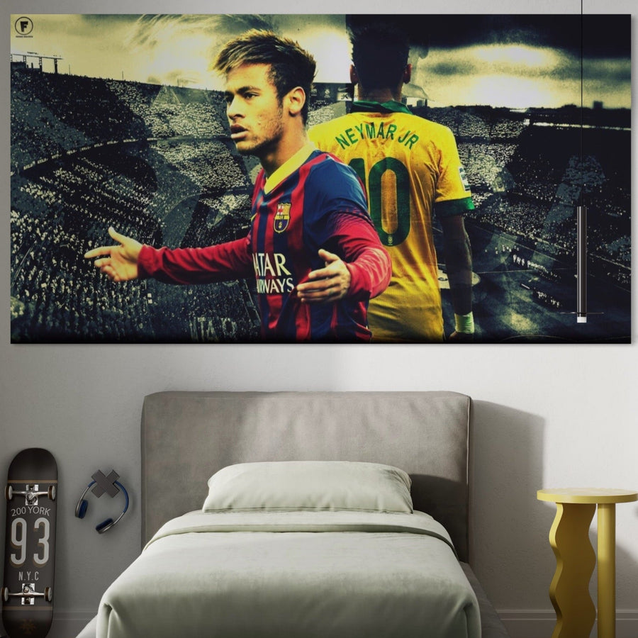 Un dormitor cu un pat, un skateboard și o pânză mare LuxCanva® Tablou Canvas Premium A1346 care îl prezintă pe Neymar Jr ca jucător de fotbal în culori vibrante - tricoul Barcelonei (față) și tricoul Braziliei (spate) - realizat pe calitate premium panza bumbac.
