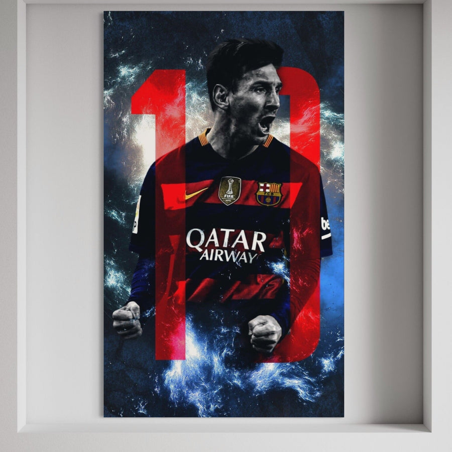Tablou Canvas Premium LuxCanva® A1343 cu Messi Nr.10, surprinde un fotbalist în tricoul Barcelonei sărbătorind, pe fundal albastru dinamic cu numărul 10 roșu. Ideal pentru living sau cameră de jocuri, adaugă culoare și energie spațiului tău.