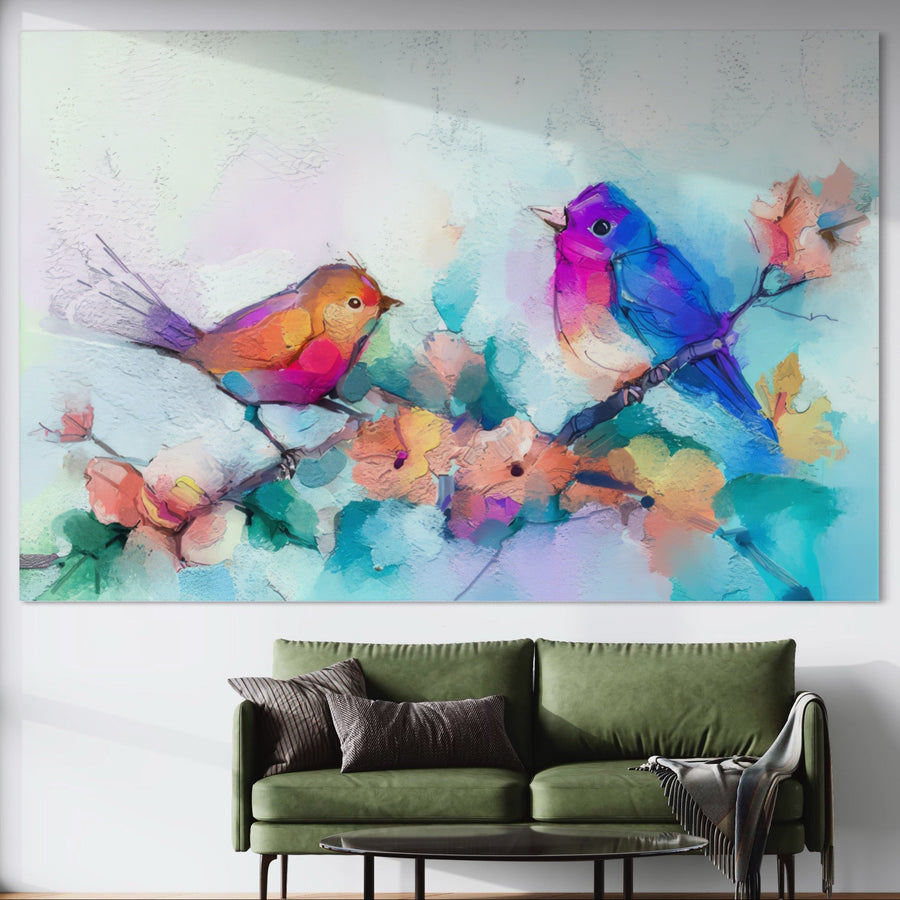 Tabloul LuxCanva® Tablou Canvas Premium A1335, cu două păsări colorate în mijlocul unor flori vibrante, adaugă o notă de frumusețe naturală deasupra canapelei verzi din acest living modern.