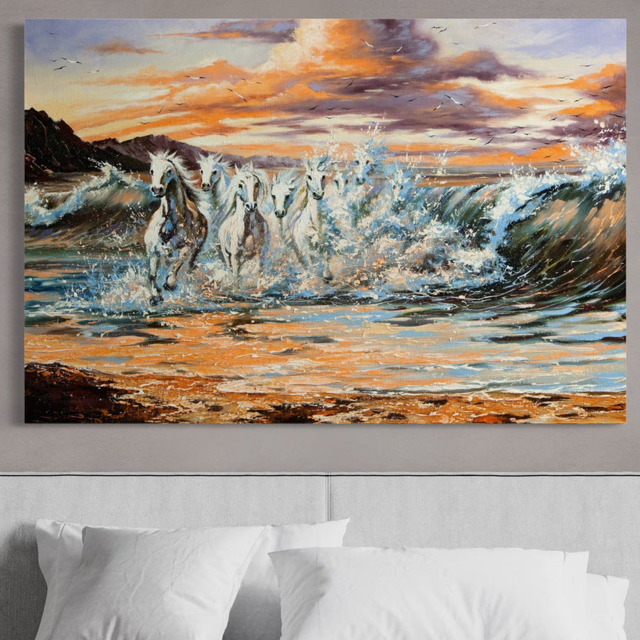 The LuxCanva® Tablou Canvas Premium LuxCanva® C1009, "Cai Iesind Din Mare", cu cai albi printre valuri colorate la apus, decorează peretele modern de deasupra unei canapele gri deschise cu perne albe.