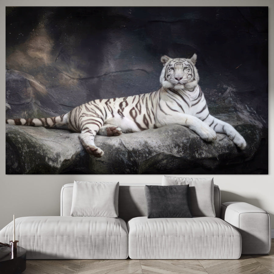 Un living modern cu o canapea deschisă la culoare, perne neutre și o pânză Tablou Canvas Premium A1333 de la LuxCanva® - care înfățișează un tigru alb vibrant pe o stâncă pe un fundal întunecat - adaugă un aspect elegant și decorativ.