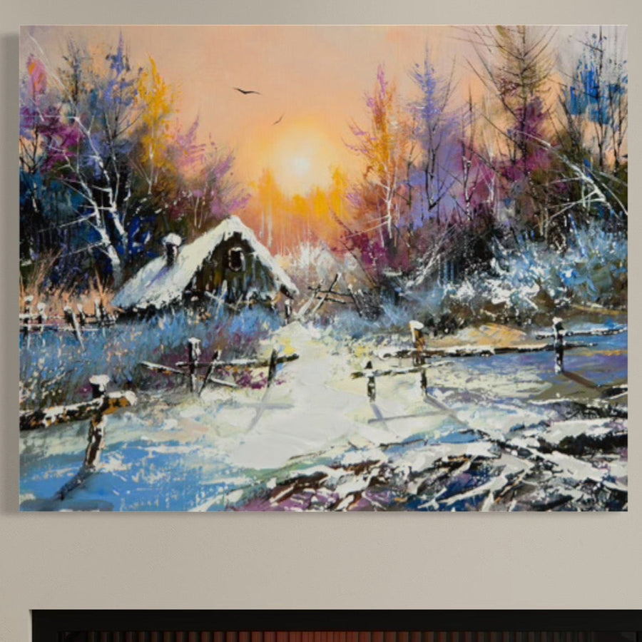 Tablou Canvas Premium LuxCanva® C1010 prezintă un peisaj de iarnă vibrant, cu o căsuță, acoperiș înzăpezit, copaci colorați și soarele la orizont-ideal pentru living, dormitor sau birou.