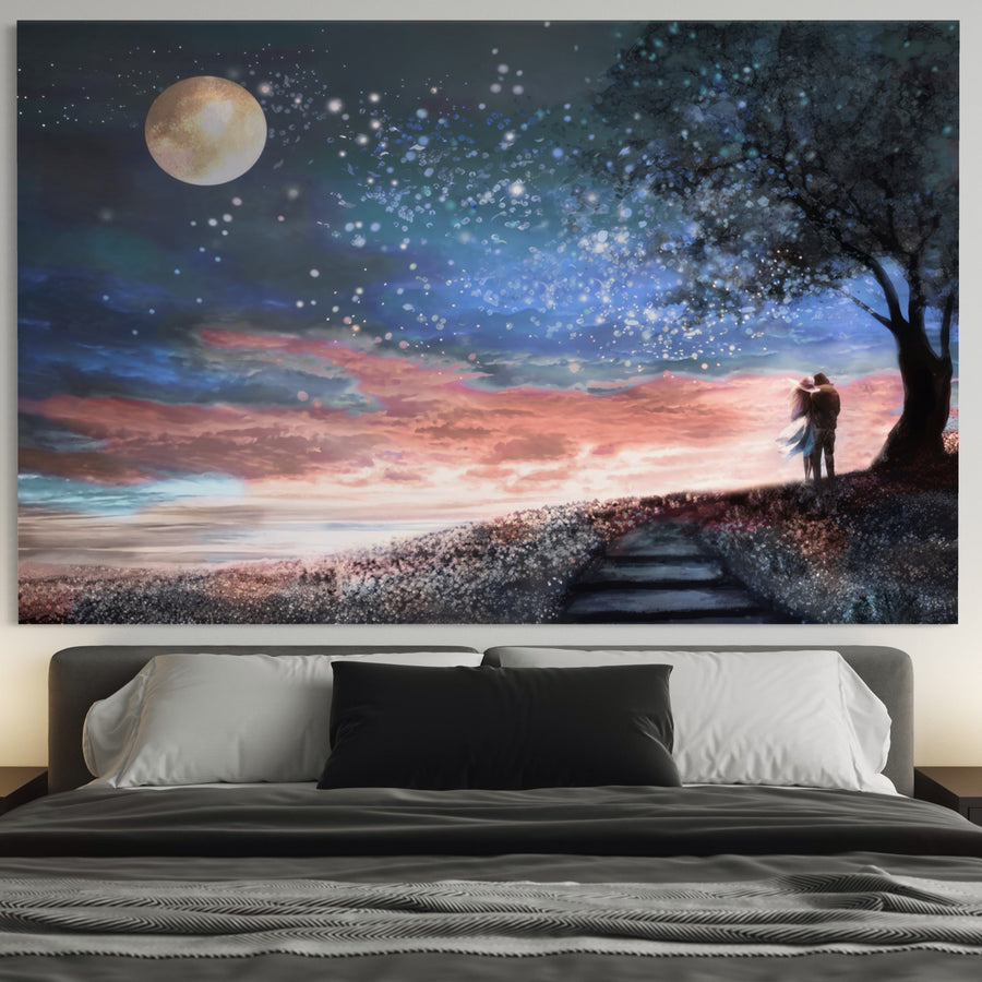 Un pat confortabil este așezat sub pânza LuxCanva® Tablou Canvas Premium LuxCanva® A1328, care prezintă un cuplu romantic sub lună și stele în culori vibrante - o lucrare de vis, realizată cu dragoste în România.