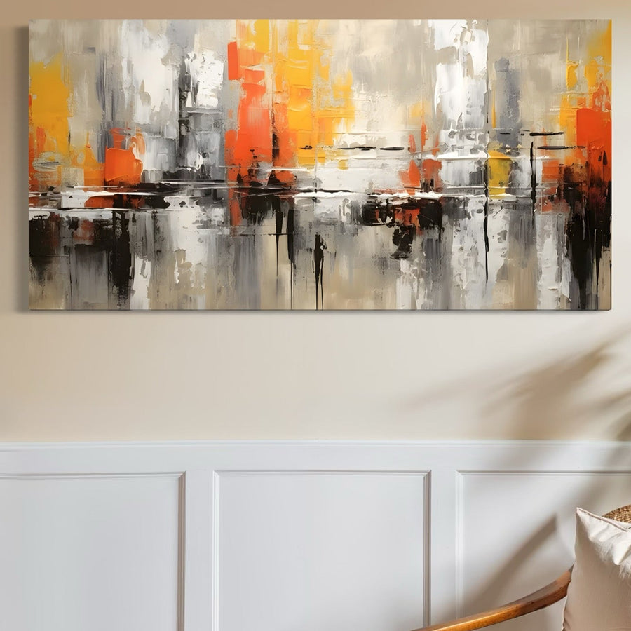 Tablou Canvas Premium LuxCanva® A1623 "Imbratisare Abstracta" decorează o cameră bej cu lambriuri albe, nuanțele sale vibrante de portocaliu, galben, negru, gri și alb adăugând o notă îndrăzneață deasupra unui scaun din lemn din colț.