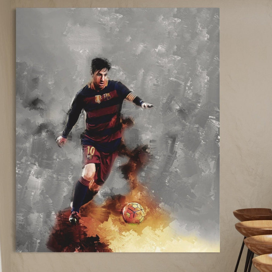 Pânza LuxCanva® Tablou Premium LuxCanva® A1321 îl prezintă pe Lionel Andrés Messi ca atacant de fotbal cu Balon De Aur, culori vibrante și un fundal gri texturat, perfect pentru camerele de zi. Print de calitate pe pânză bumbac.