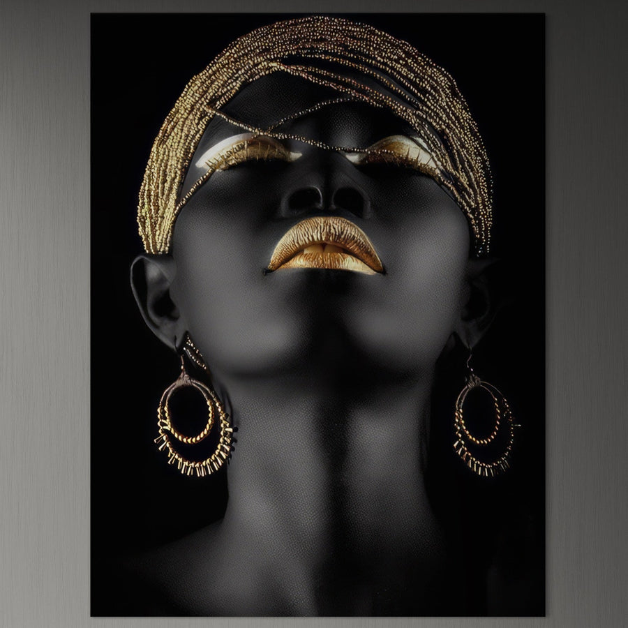 O femeie cu piele închisă și detalii aurii este ilustrată pe Tablou Canvas Premium LuxCanva® A1319, perfect pentru decorul livingului sau dormitorului, aducând culori vibrante și eleganță africană de la LuxCanva®.