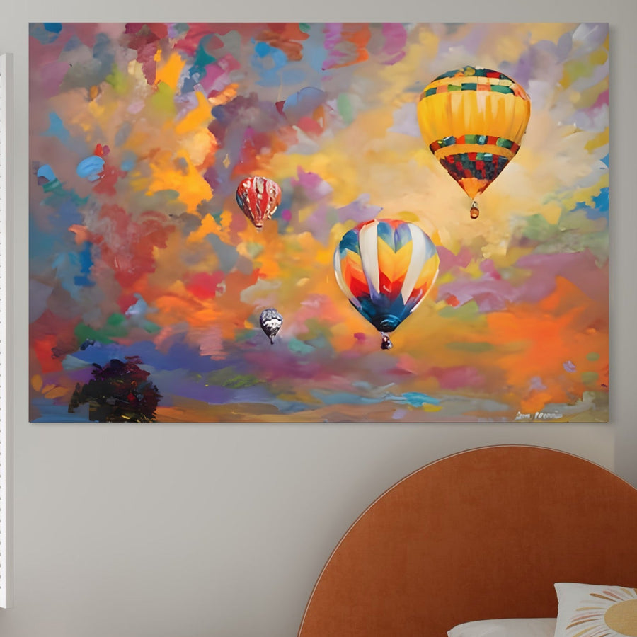 Tablou Canvas Premium LuxCanva® A1317 prezintă baloane vibrante cu aer cald într-un cer colorat, imprimate pe panza bumbac, perfect pentru a adăuga o notă plină de viață deasupra unui cap de pat curbat portocaliu.
