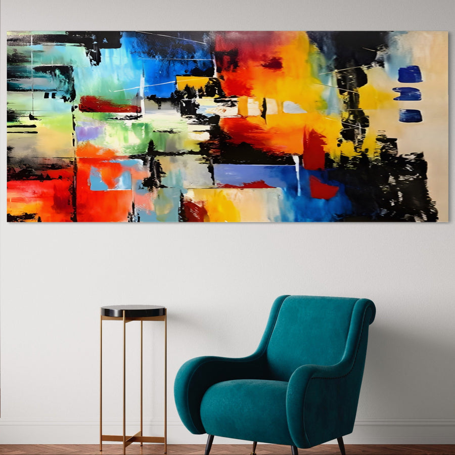 O cameră de zi modernă cu un fotoliu verde-albastru, o măsuță rotundă și tabloul LuxCanva® Tablou Canvas Premium A1311 - o lucrare de artă abstractă multicoloră cu nuanțe vibrante - conferă peretelui alb vibrații de galerie de artă și un plus de calitate premium.
