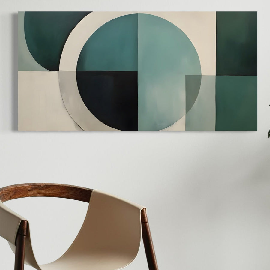 Tablou Canvas Premium LuxCanva® A1628, Turquoise Abstract, prezintă formă geometrice suprapuse în tonuri de verde, turcoaz, negru și alb, fiind perfect deasupra unui scaun modern cu spătar curbat din lemn și șezut bej.