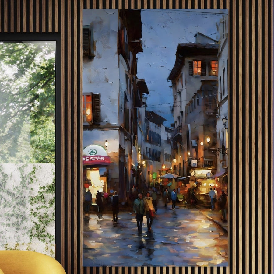 Tablou Canvas Premium LuxCanva® A1299 prezintă un oraș vibrant la apus, cu terase, magazine luminate și oameni pe stradă, imprimat pe pânză de calitate și ideal pentru livinguri moderne. Produs original LuxCanva®, fabricat în România.