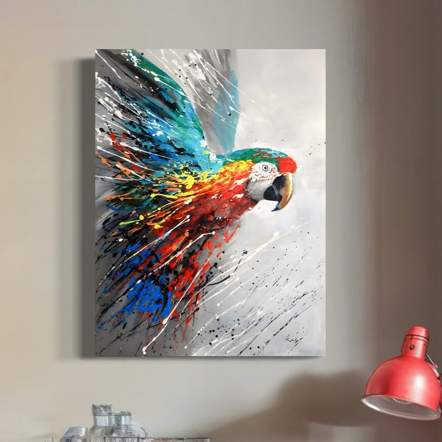 Tablou Canvas Premium LuxCanva® C1016 cu un papagal zburător și penaj viu colorat aduce culori vibrante pe perete, fiind ideal pentru living, camera copilului sau birou-un exemplu de tablouri canvas de calitate premium.