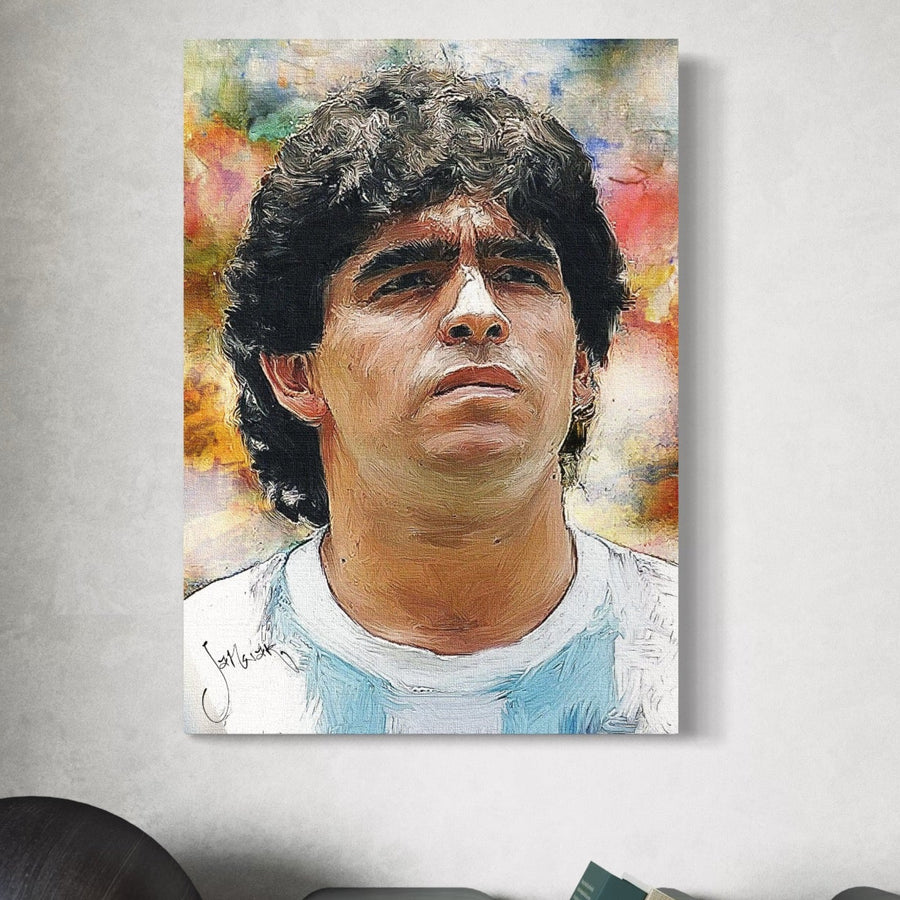 Tablou Canvas Premium LuxCanva® C1030 prezintă un portret colorat al lui Maradona, fotbalist legendar din Argentina, cu aspect vibrant și atmosferă energică, ideal pentru camera copilului sau zona de relaxare.