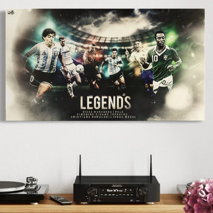 Tablou Canvas Premium LuxCanva® C1031 prezintă legende ale fotbalului-Maradona, Pele, Ronaldo, CR7, Messi, Zidane-într-un decor vibrant. Ideal pentru camera de jocuri sau bar. Print pe pânză bumbac pentru un plus de eleganță.
