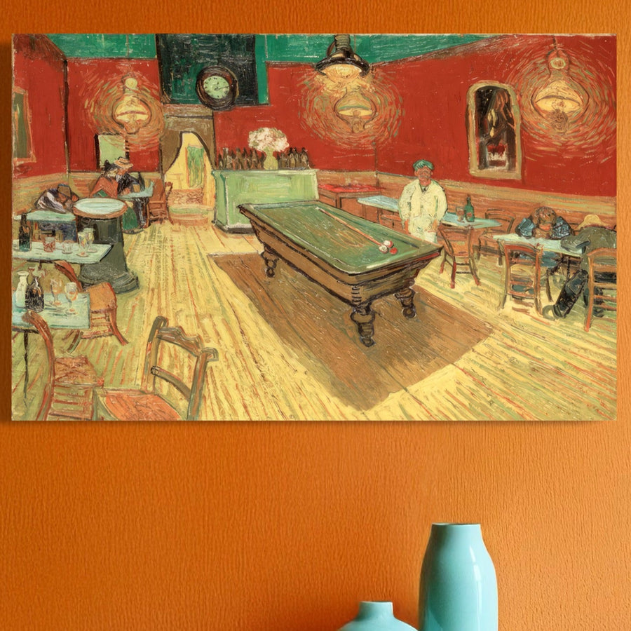 O pânză Tablou Canvas Premium LuxCanva® C1036 cu culori vibrante de joc de biliard atârnă deasupra a două vaze albastre pe un perete portocaliu, reprezentând o scenă de bar de biliard plină de viață, perfectă pentru camera de jocuri sau spațiile de relaxare.