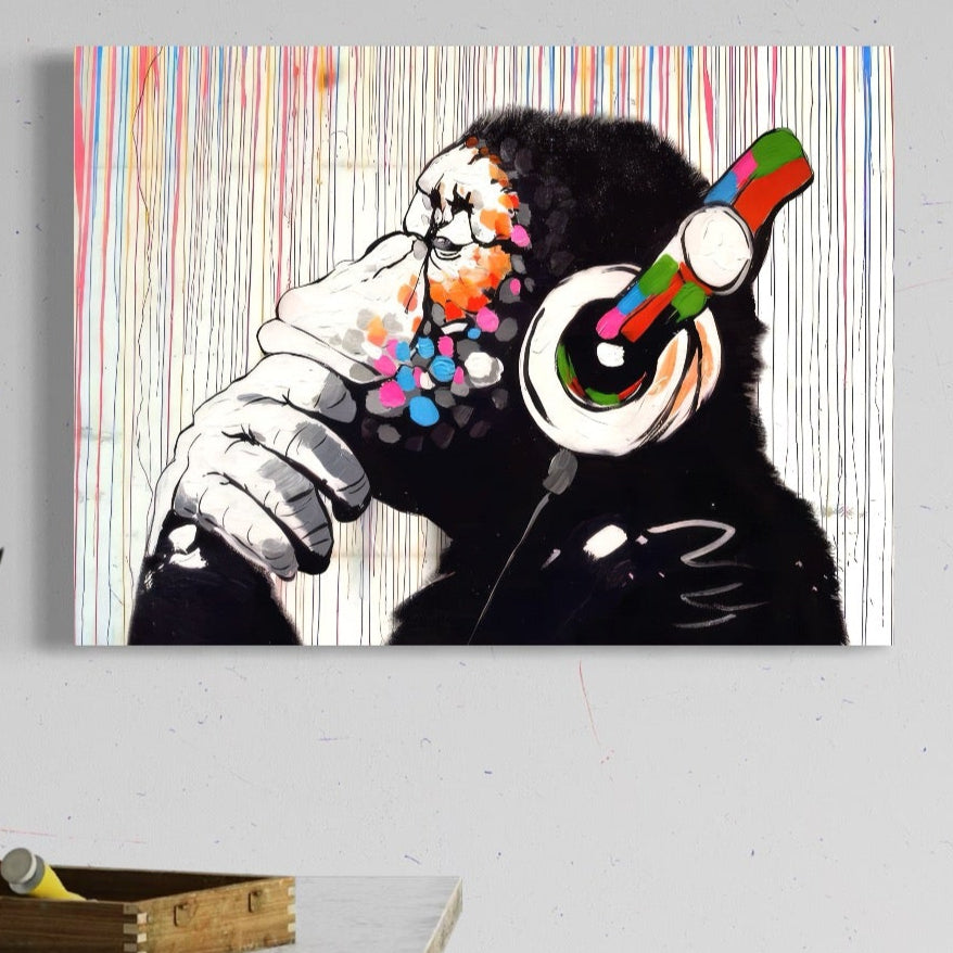 LuxCanva® Tablou Canvas Premium LuxCanva® C1037: Un tablou colorat cu o maimuță gânditoare, căști vibrante pe cap, pe pânză de bumbac, ideal pentru bar sau cameră de jocuri. Relaxare cu muzică și culori vibrante.