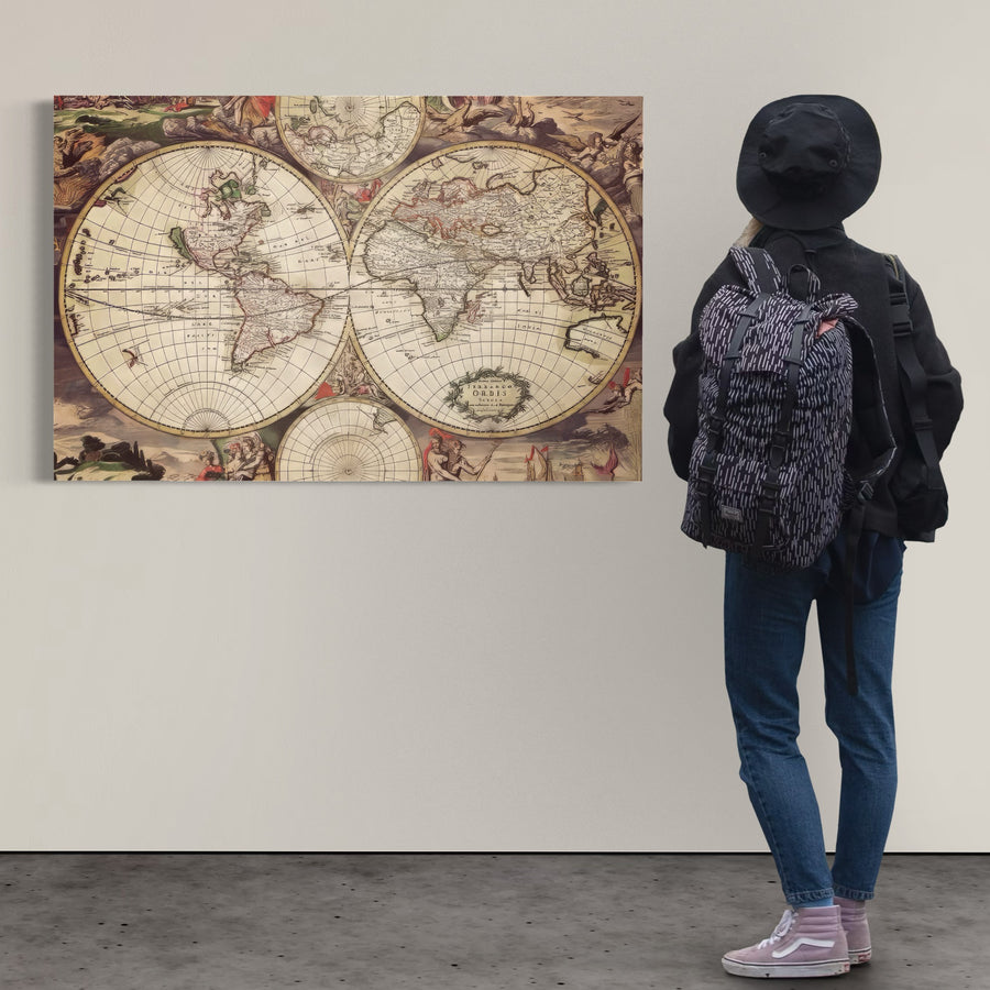 O persoană cu rucsac și pălărie admiră LuxCanva® Tablou Canvas Premium C1041, o hartă a lumii vintage, expusă pe un perete alb într-o galerie de artă.