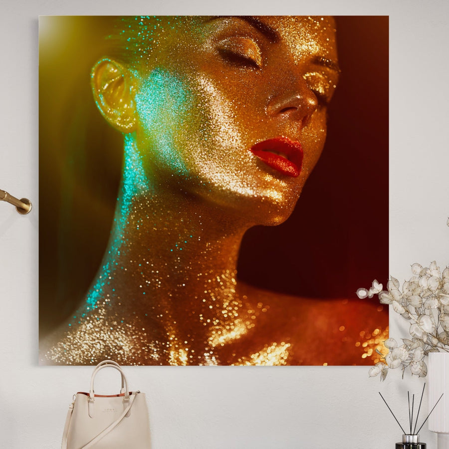 LuxCanva® Tablou Canvas Premium A1257 prezintă fața și pieptul unei femei cu sclipici auriu, cu ochii închiși, luminate de culori vibrante - perfect pentru decorul dormitorului dumneavoastră.